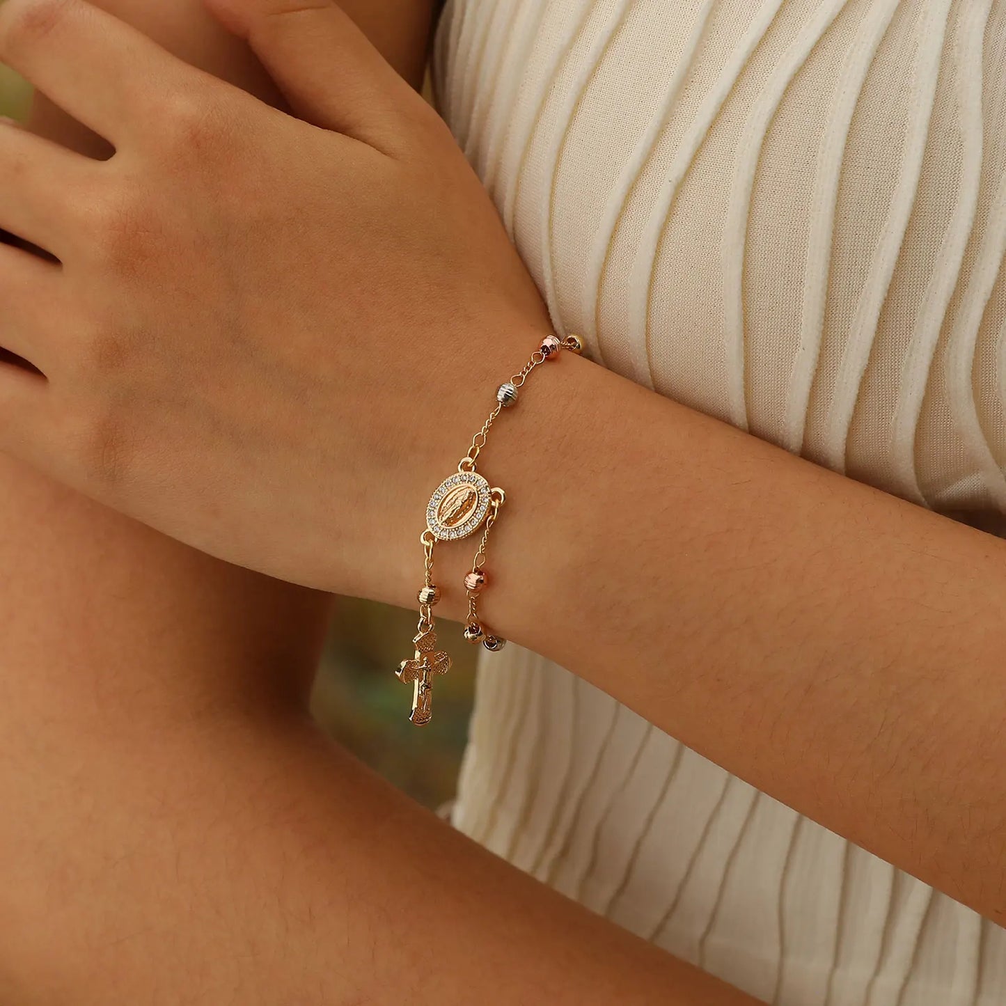 Pulsera con una Medalla de Nuestra Señora de Guadalupe Bañada en Oro