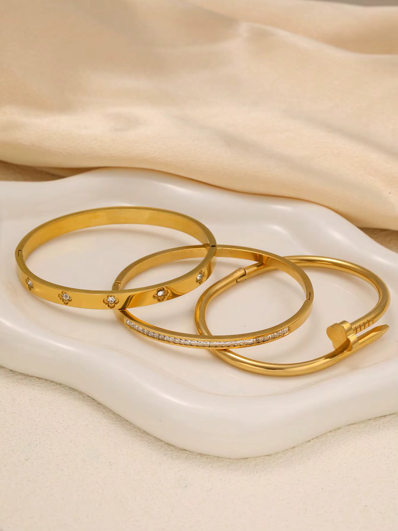 Juego de 3 Pulseras Romanas Chapadas En Oro