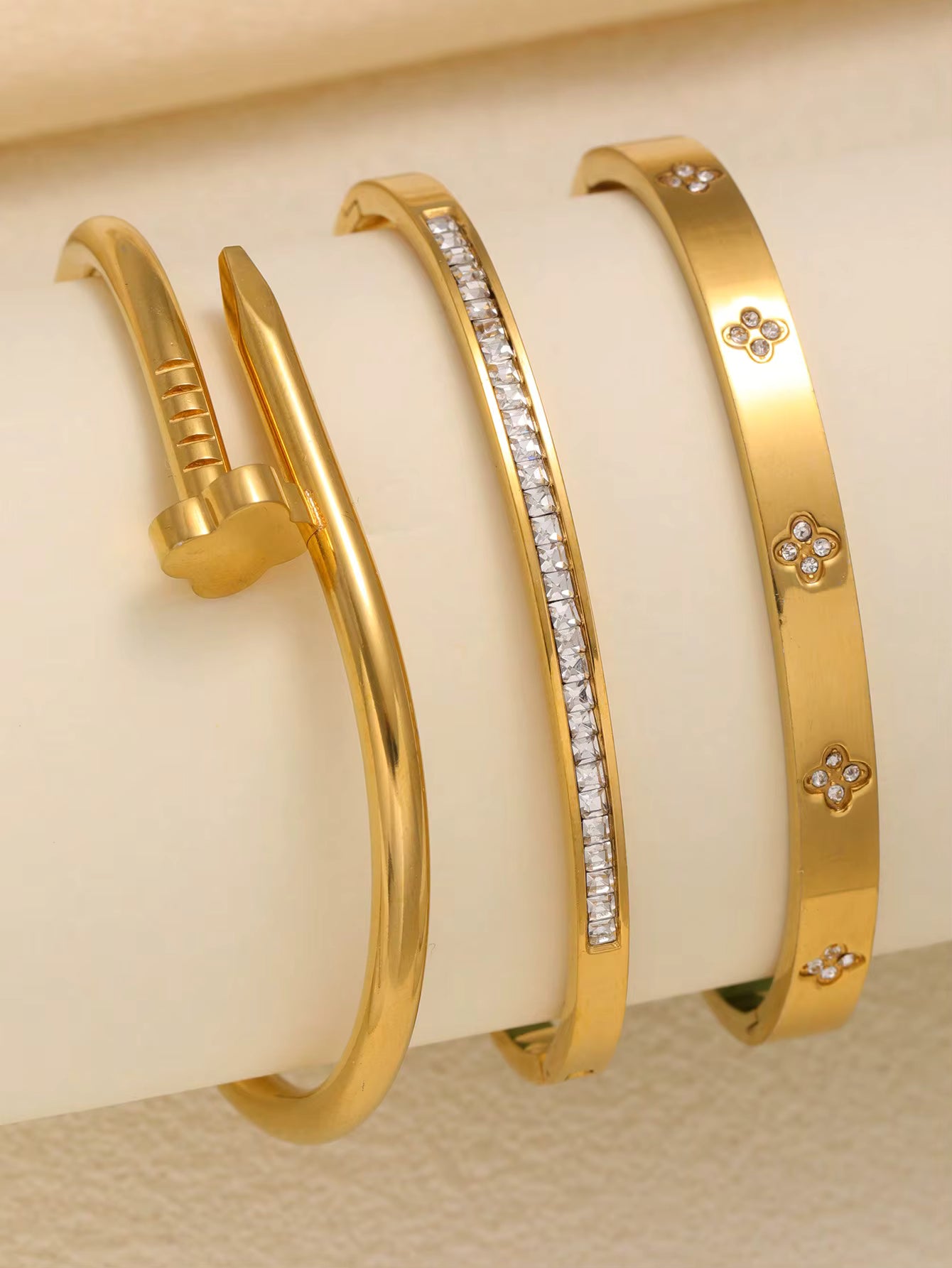 Juego de 3 Pulseras Romanas Chapadas En Oro