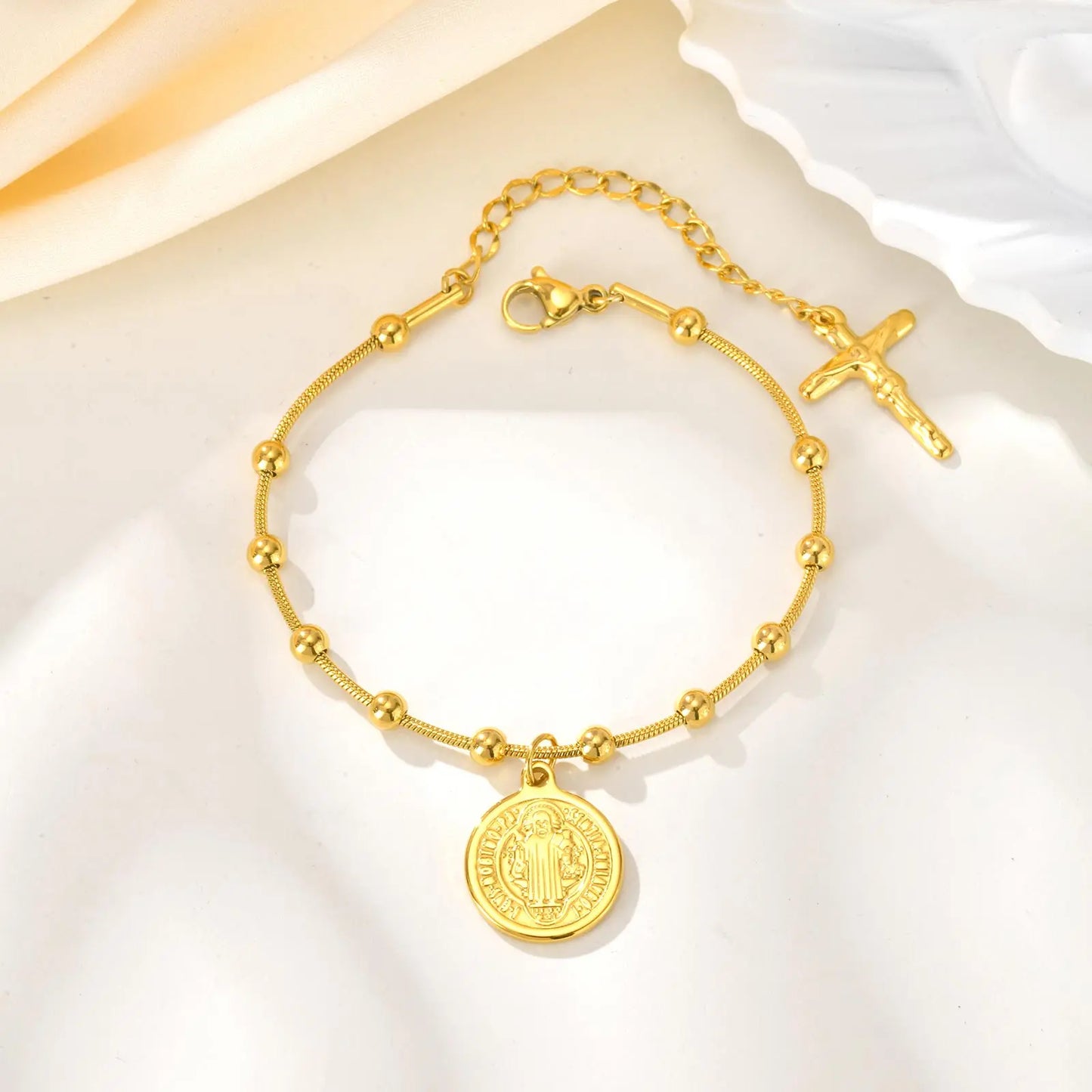 Pulsera Con Medalla de San Benito Chapada en Oro
