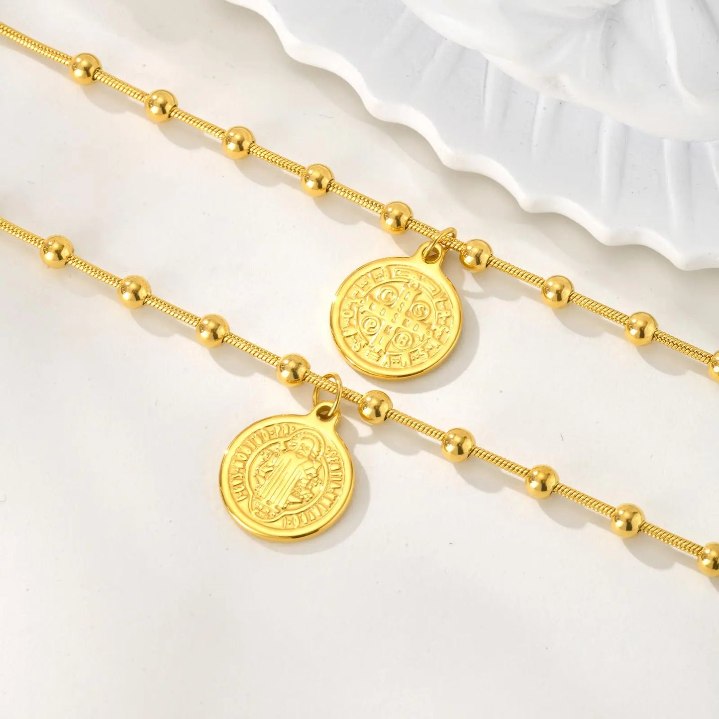 Pulsera Con Medalla de San Benito Chapada en Oro
