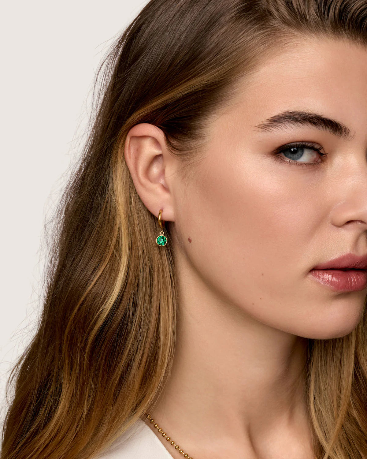 Pendientes Emera Stud Chapados en Oro