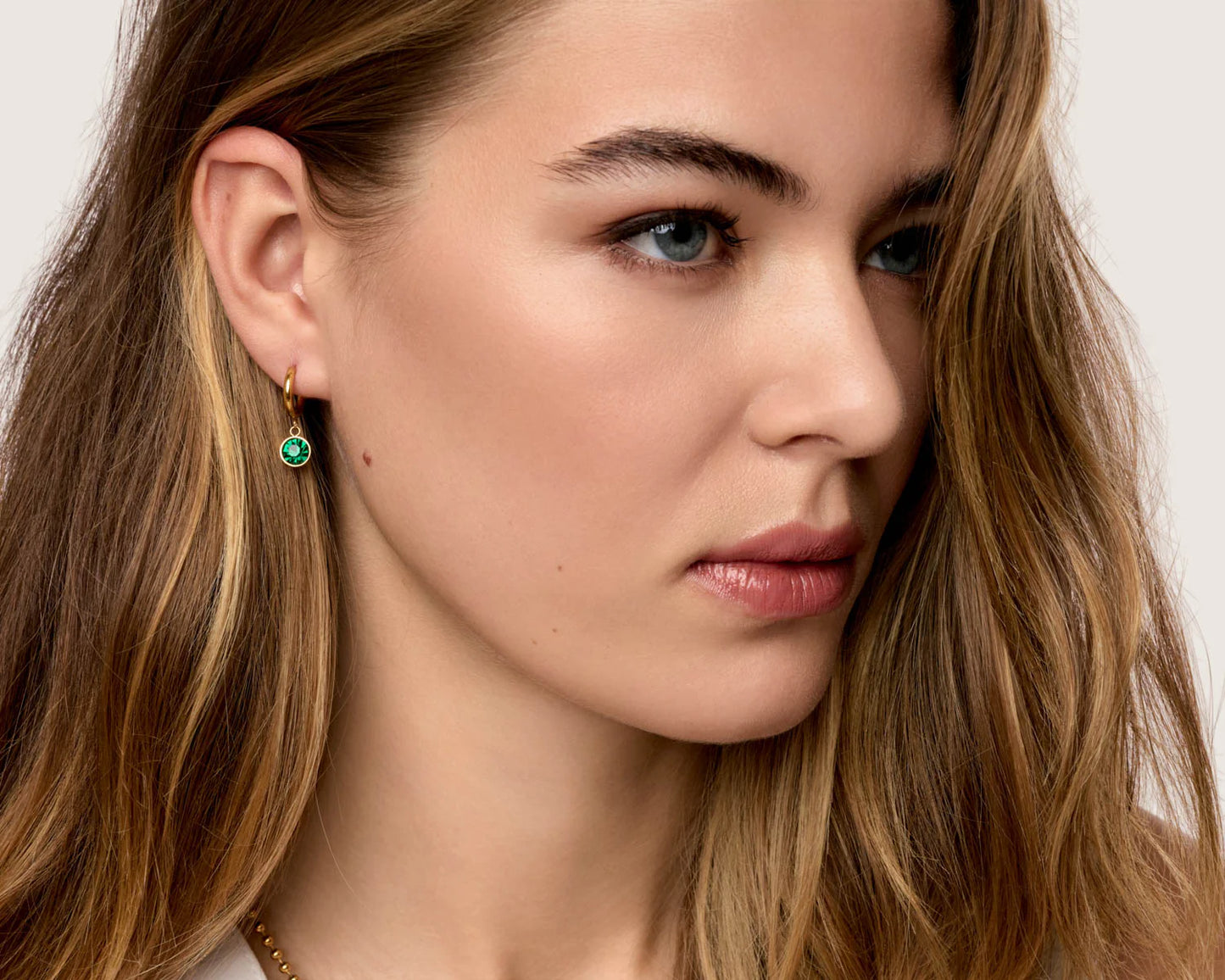 Pendientes Emera Stud Chapados en Oro