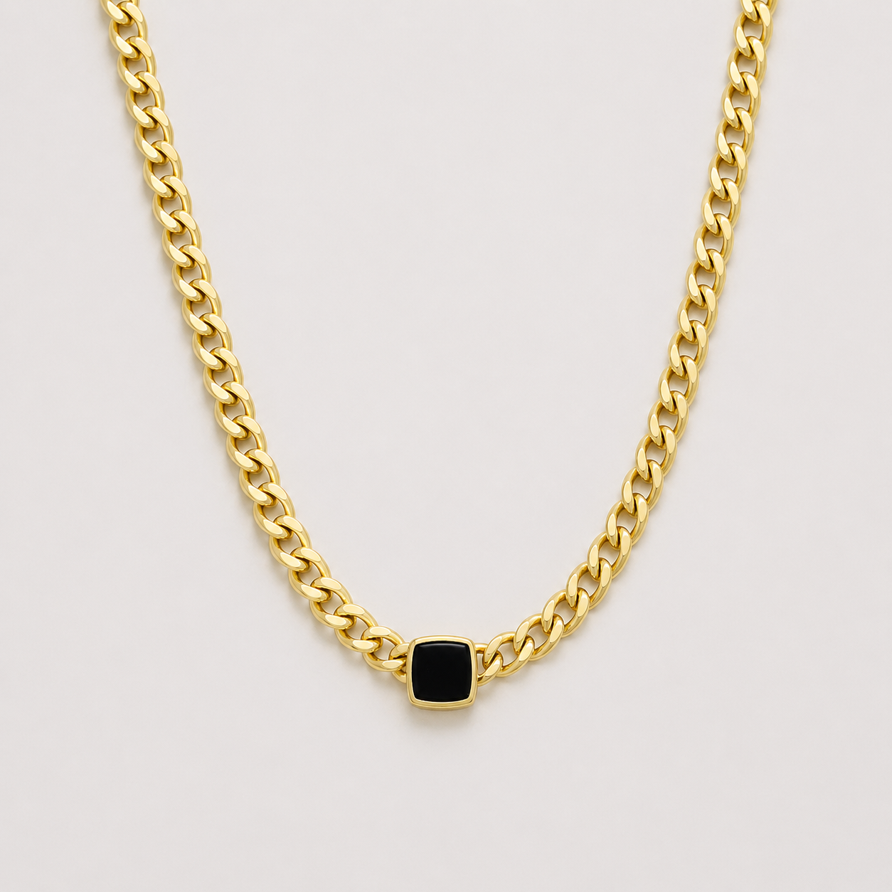 Collar Chapado en Oro Con Una Piedra Cuadrada de ónix