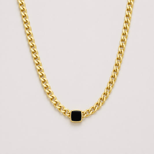 Collar Chapado en Oro Con Una Piedra Cuadrada de ónix