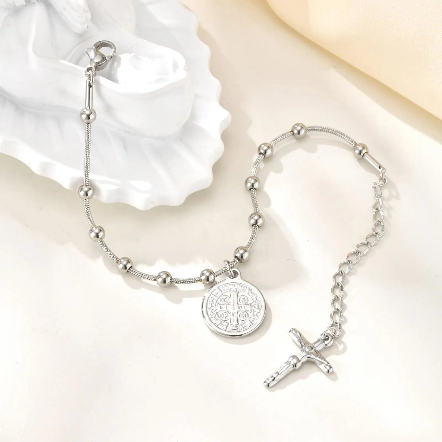 Pulsera Con Medalla de San Benito Chapada en Oro