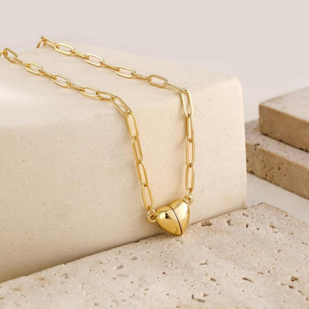 Collar Para Mujer de Corazón Magnético Bañado en Oro