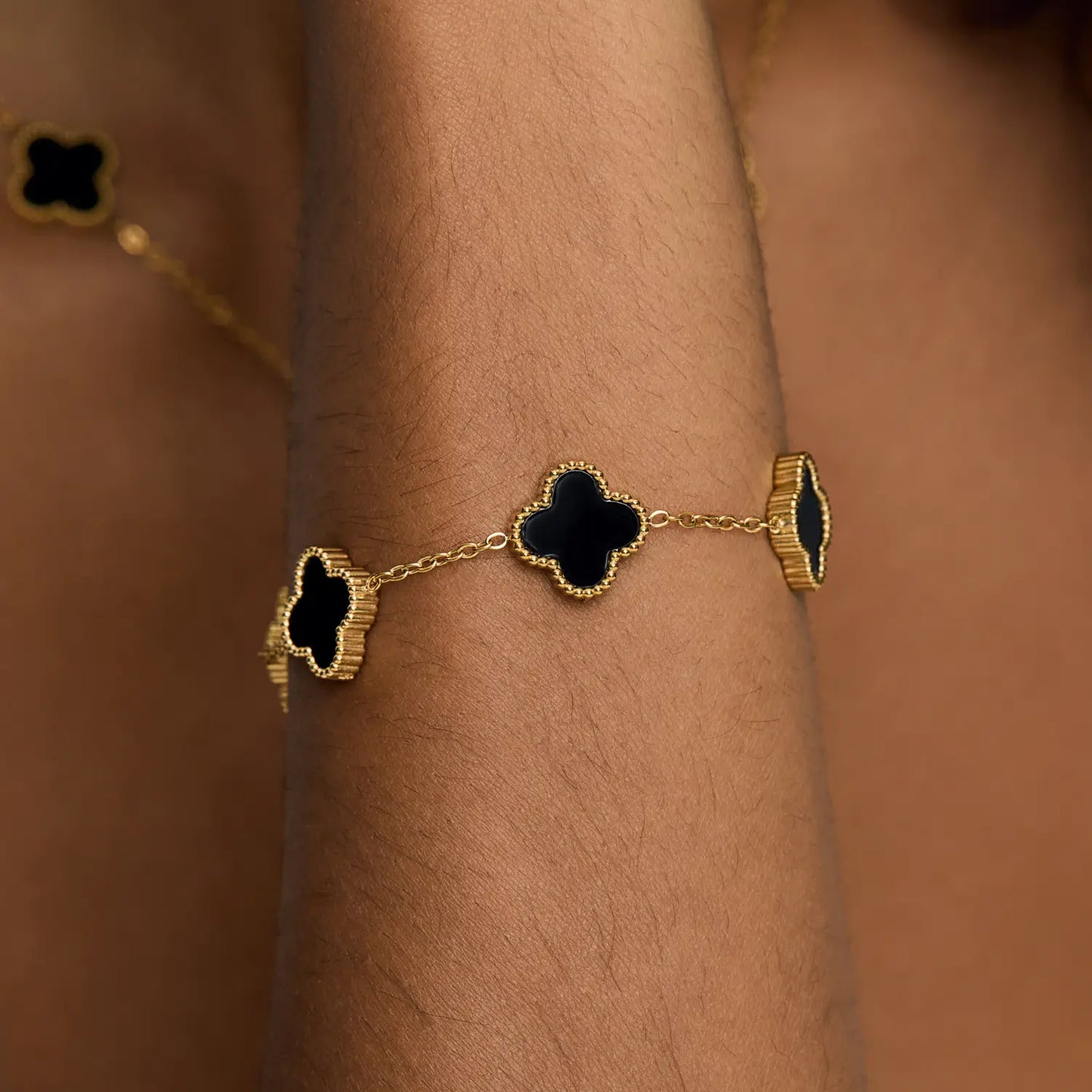 Pulsera Black Clover Chapada en Oro