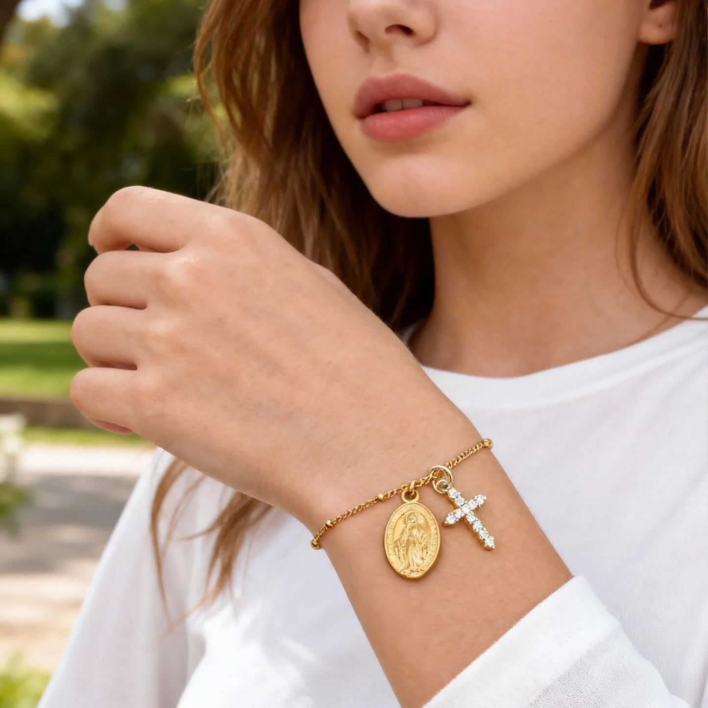 Pulsera con una medalla de la Virgen María