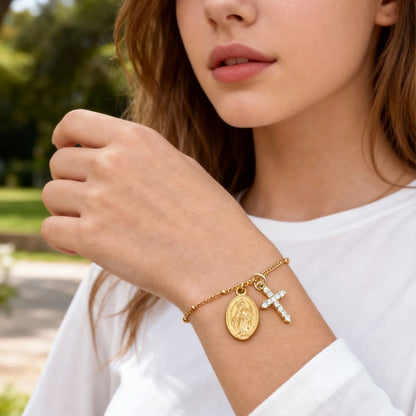 Pulsera con una medalla de la Virgen María
