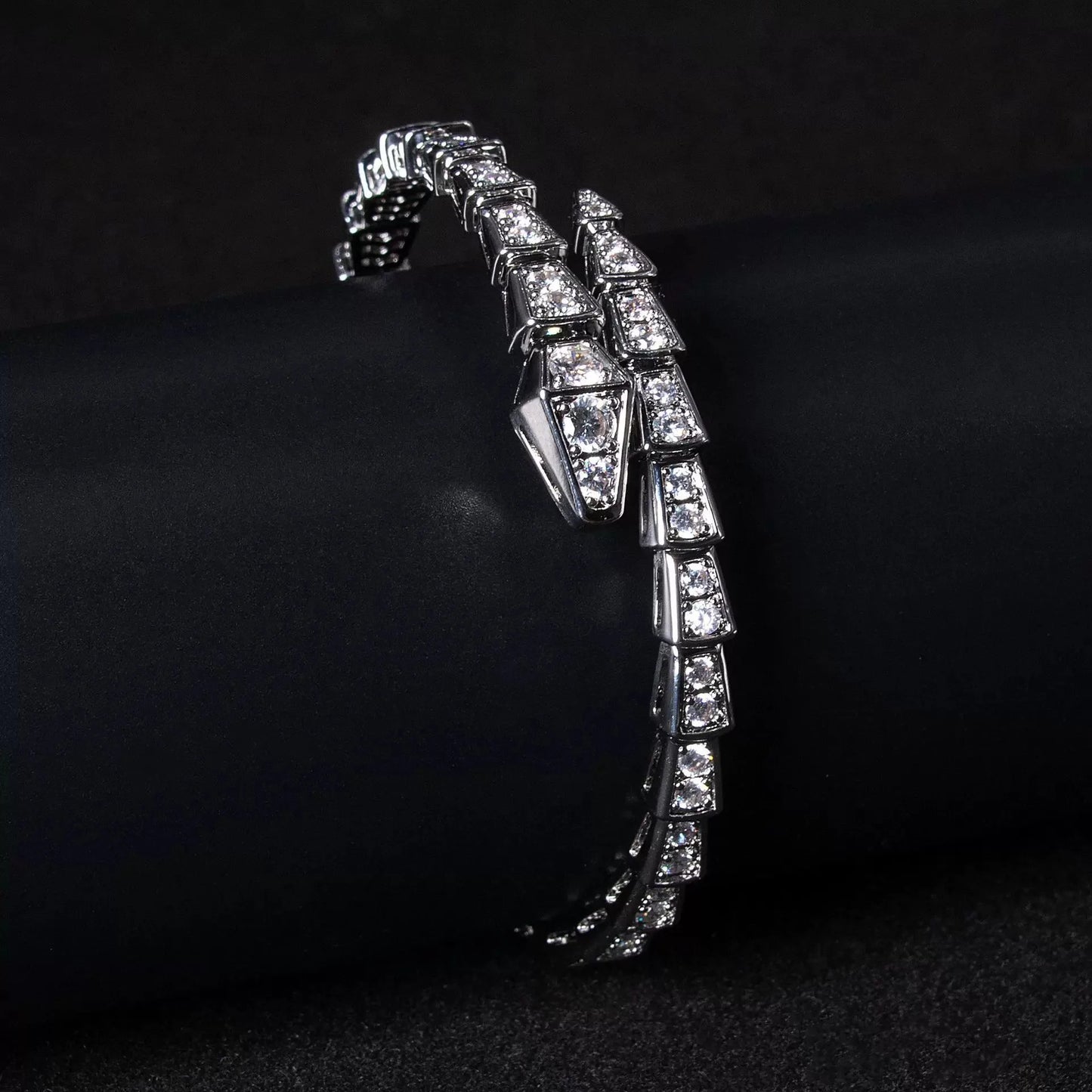Magnífica Pulsera de Serpiente Con Incrustaciones de Piedras
