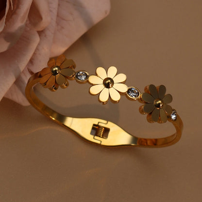 Pulsera Doble Con Flor Chapada En Oro