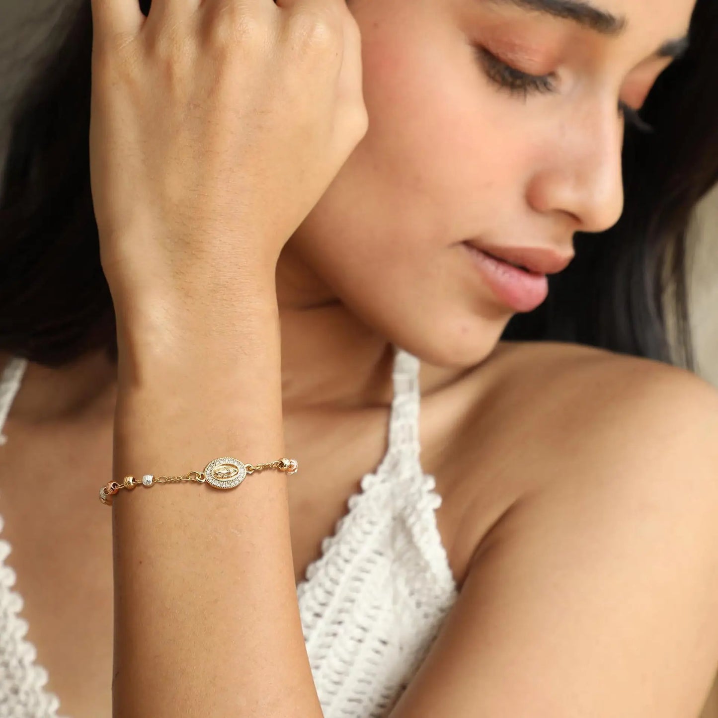 Pulsera de Cuentas Chapada en Oro Con la Imagen de la Virgen María