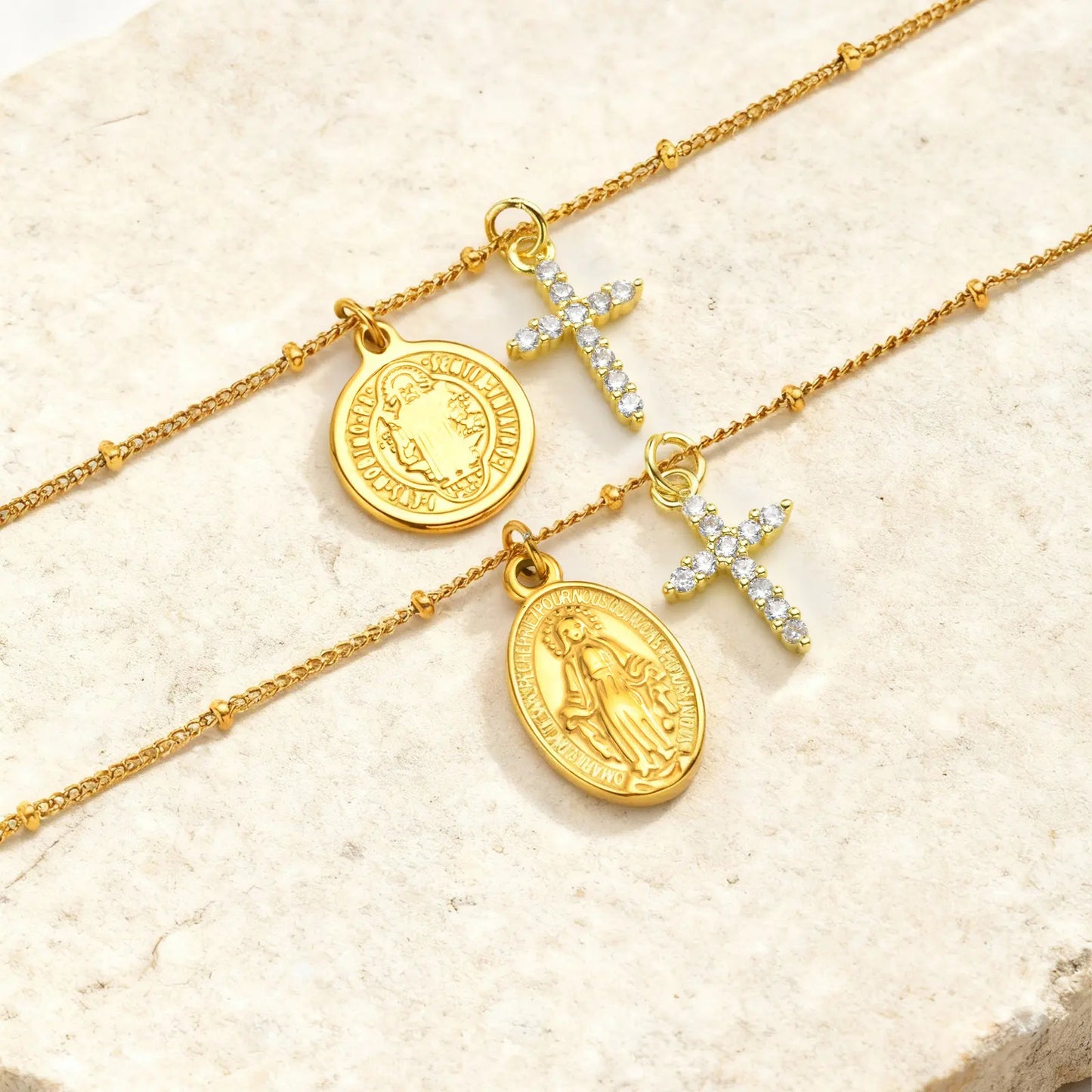 Pulsera con una medalla de la Virgen María