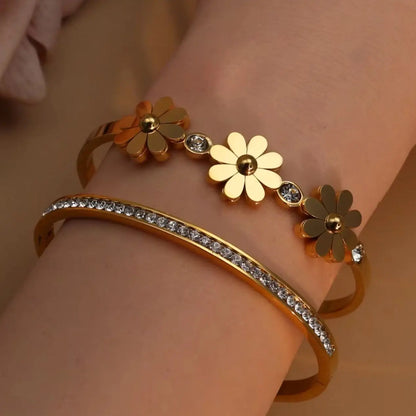 Pulsera Doble Con Flor Chapada En Oro