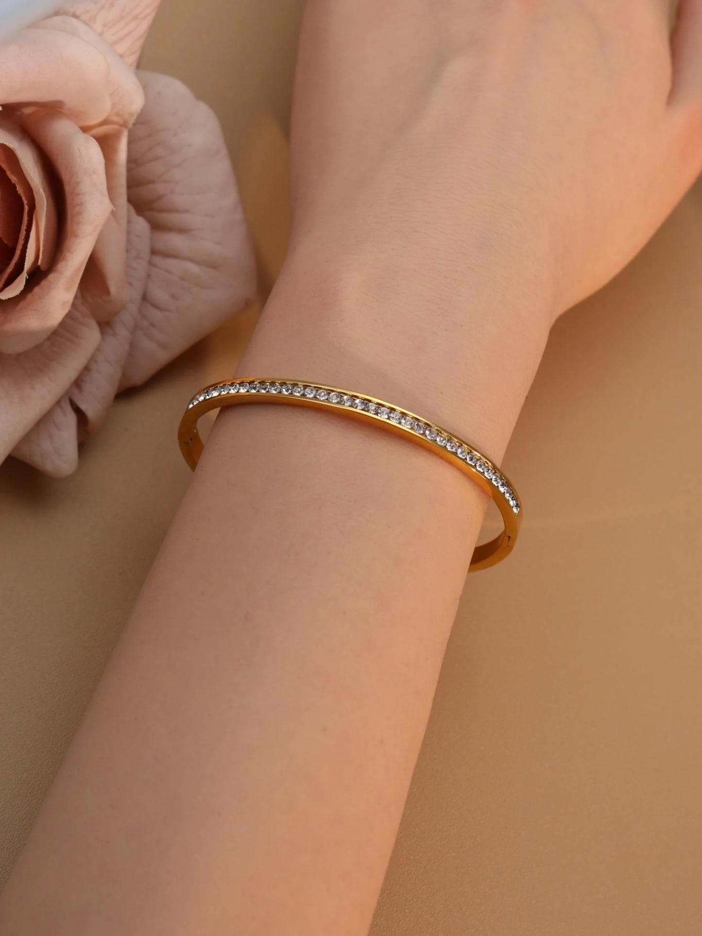 Pulsera Doble Con Flor Chapada En Oro
