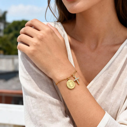 Pulsera con una medalla de la Virgen María