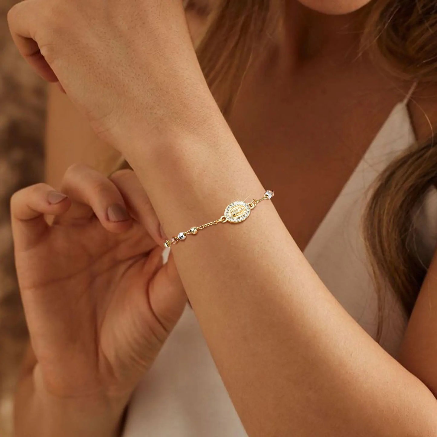 Pulsera de Cuentas Chapada en Oro Con la Imagen de la Virgen María