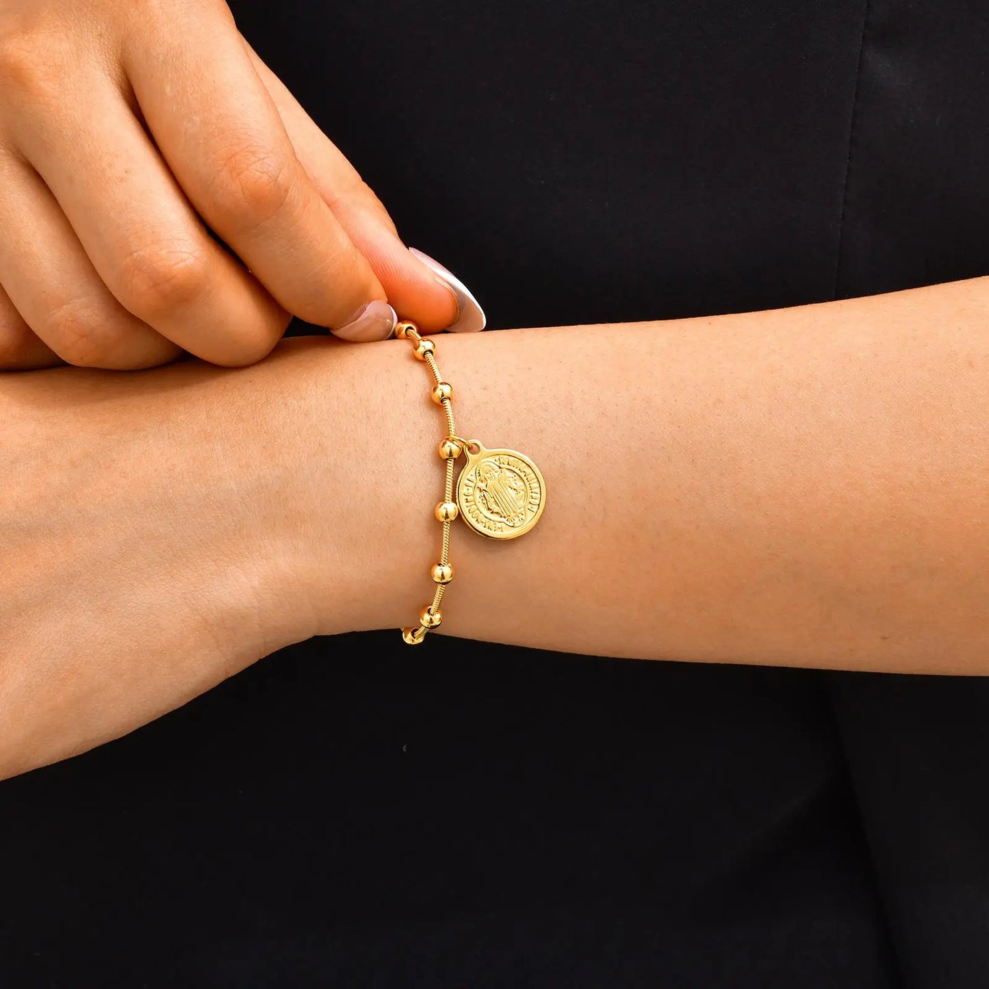 Pulsera Con Medalla de San Benito Chapada en Oro