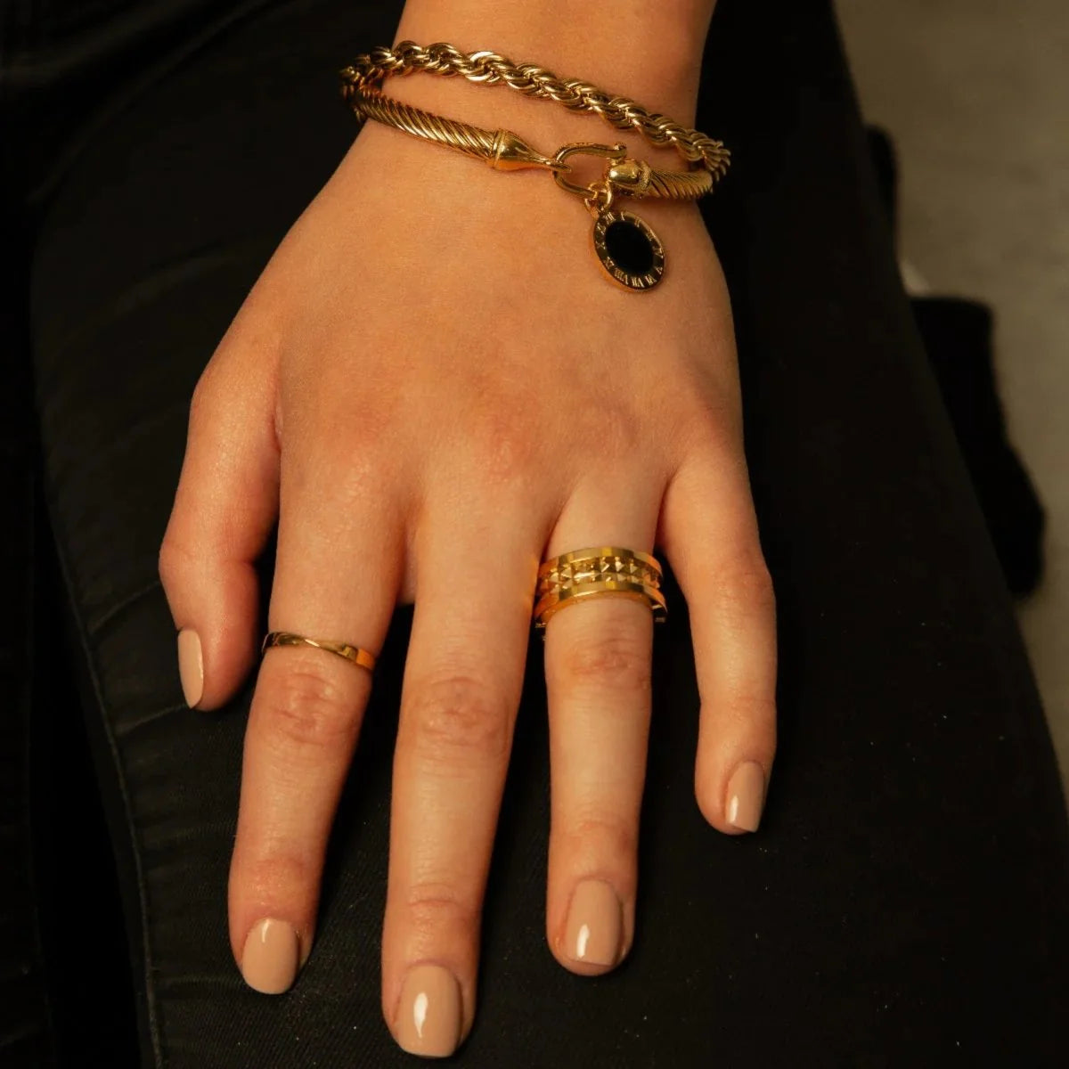 Pulsera Con Colgante de Onix Bañada en Oro