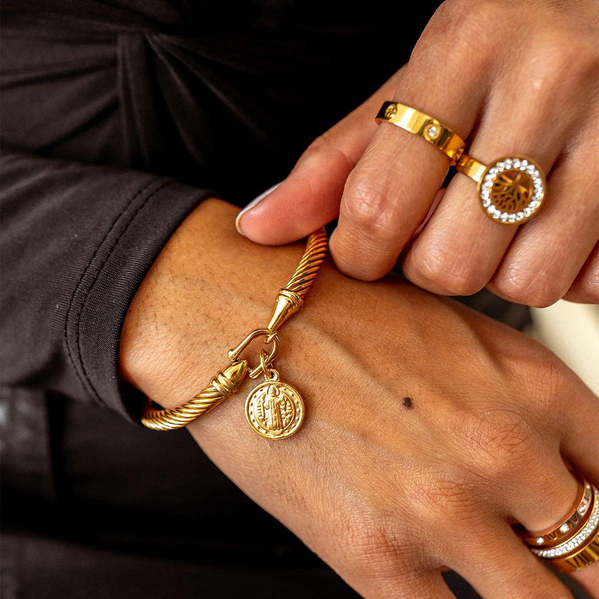 Pulsera Con Colgante de San Benito Chapado en Oro