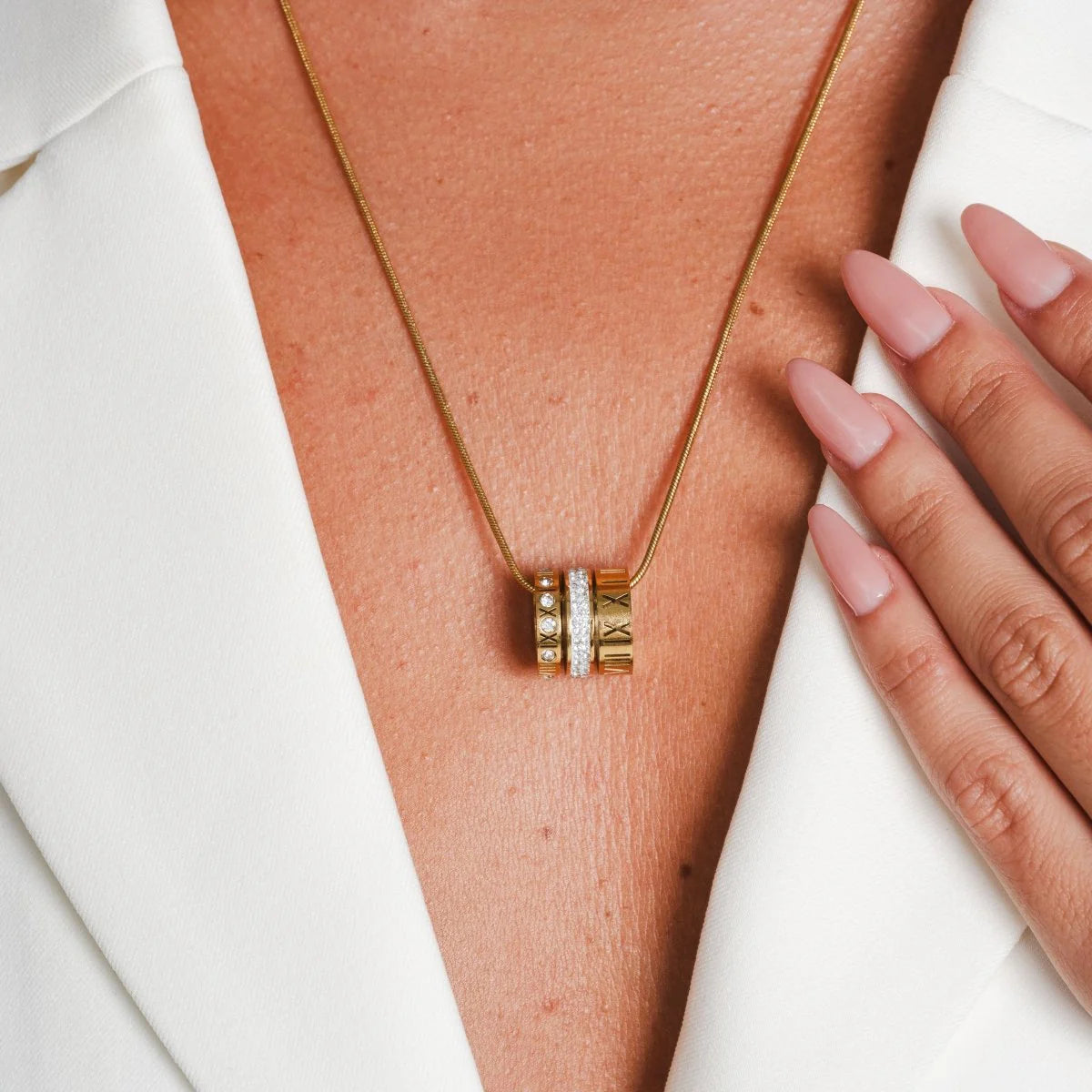Collar de Triple Aro Con Números Romanos Chapado en Oro