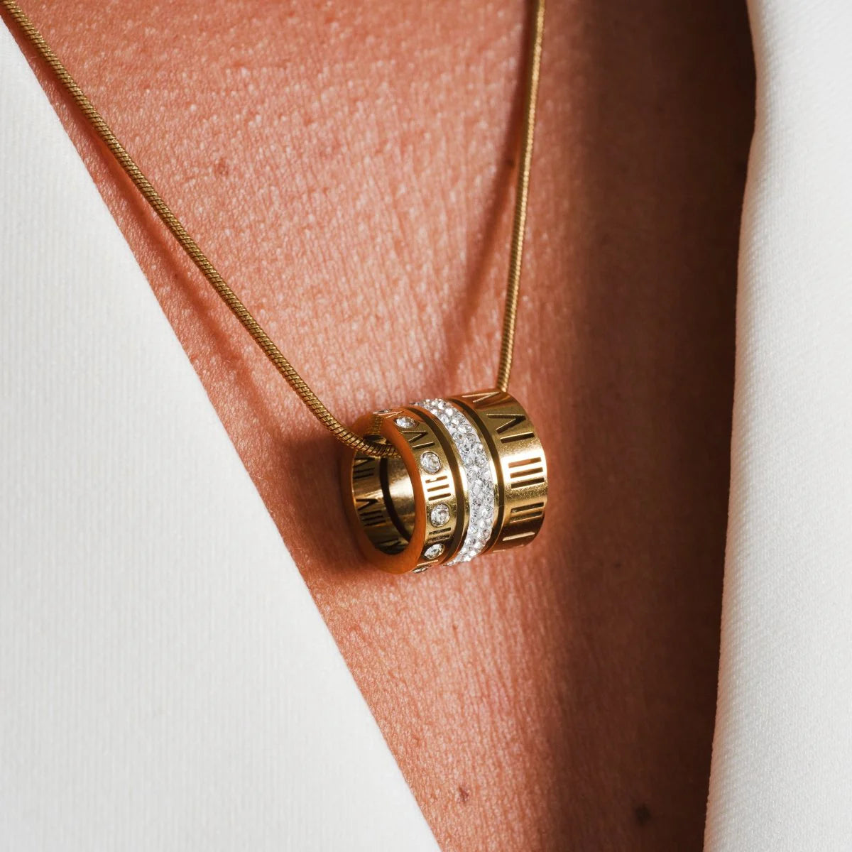 Collar de Triple Aro Con Números Romanos Chapado en Oro