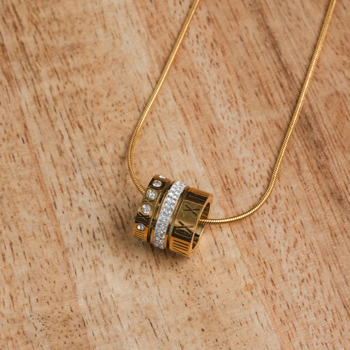 Collar de Triple Aro Con Números Romanos Chapado en Oro