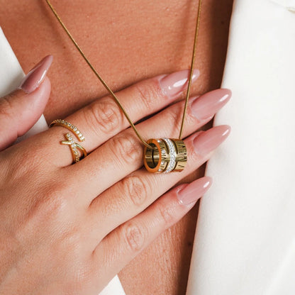 Collar de Triple Aro Con Números Romanos Chapado en Oro