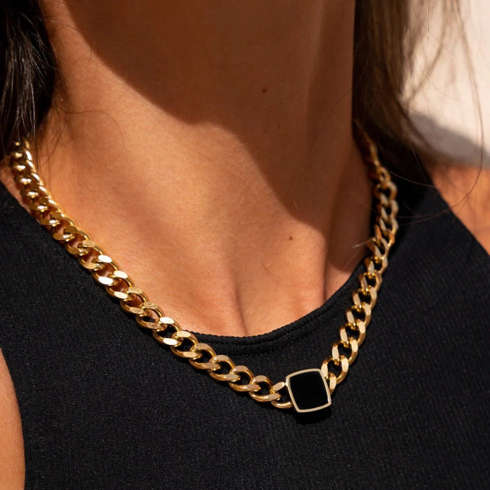 Collar Chapado en Oro Con Una Piedra Cuadrada de ónix