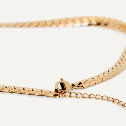 Gargantilla Minimalista Con Forma de Corazón Chapada En Oro