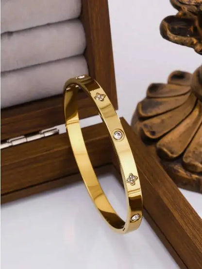 Conjunto de 3 Pulseras Florales Con Circonitas Cúbicas Chapadas En Oro